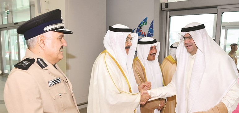 عبدالعزيز إسحق مصافحا يوسف الجاسم﻿