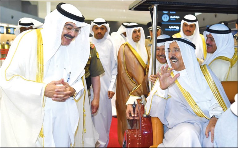 حديث باسم بين صاحب السمو الأمير الشيخ صباح الأحمد ويوسف الجاسم ويبدو الشيخ سلمان الحمود وأحمد فهد الفهد