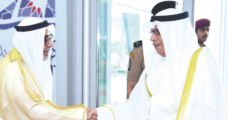 الشيخ خالد الجراح مصافحا م.يوسف الفوزان﻿