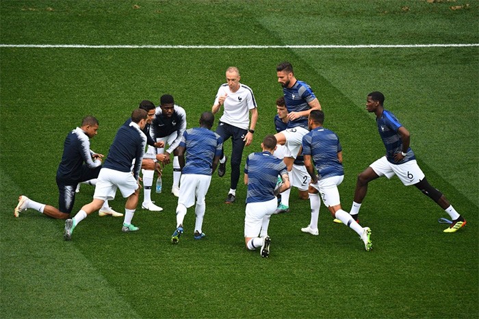 جانب من عملية إحماء لاعبي المنتخب الفرنسي