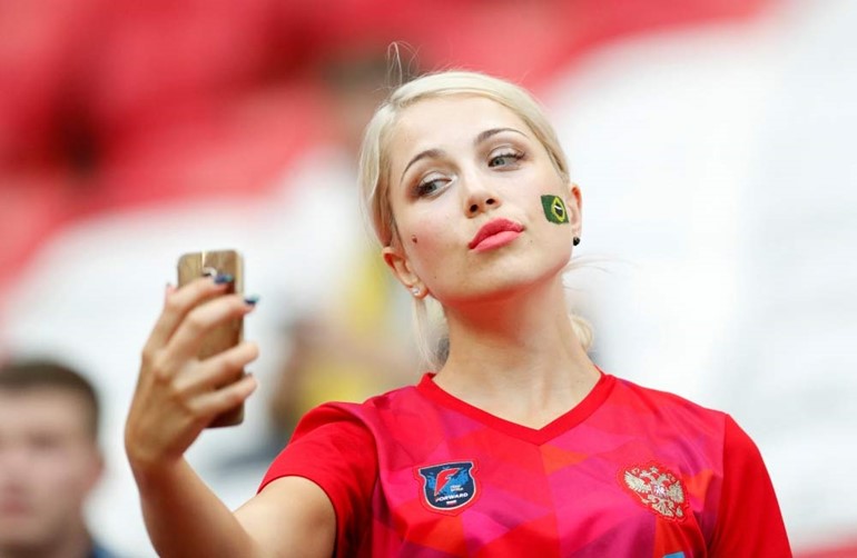لاعب البرازيل ريناتو أجوستو يسجل هدف في مرمى بلجيكا