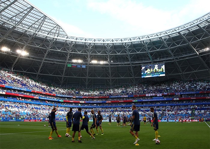لاعبو المنتخب السويدي أثناء اجراءهم عملية الإحماء 