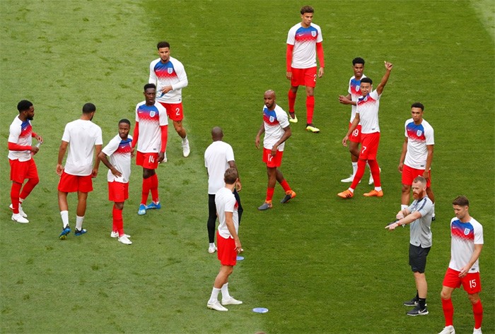 لاعبو المنتخب الإنجليزي يجرون عملية الإحماء قبل المباراة