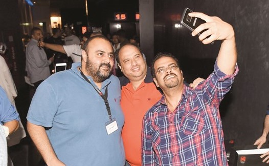 احد الحضور ياخذ سيلفي مع شيكو	(احمد علي)﻿