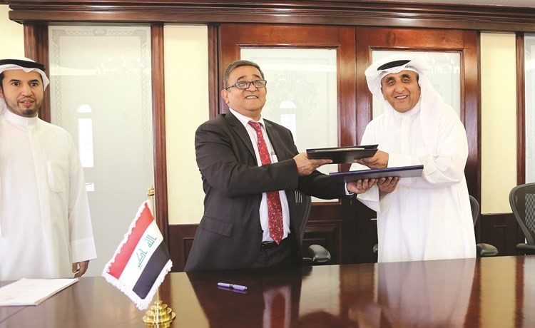 عبدالوهاب البدر ود.صلاح الدين الحديثي خلال توقيع الاتفاقية﻿