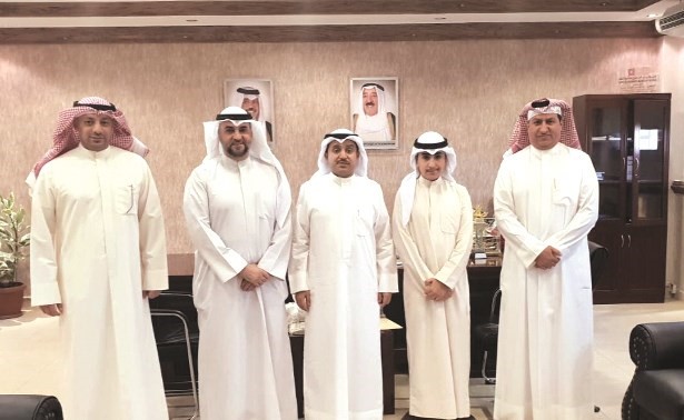 د.عبدالمحسن الحويلة مع الطالب الفهاد بحضور والده وعدد من التربويين ﻿