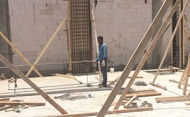 عامل في أحد المواقع المخالفة﻿