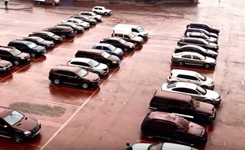بالفيديو.. هطول أمطار حمراء في مدينة روسية