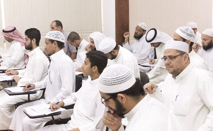 المتدربون خلال الاستماع للمحاضرات ﻿