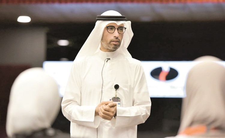 جمال السنعوسي متحدثا للطلبة ﻿
