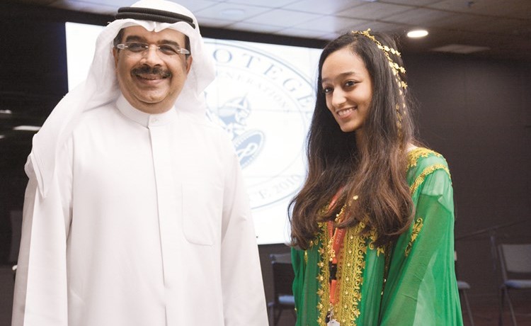الفنان محمد المسباح مع احدى الطالبات ﻿