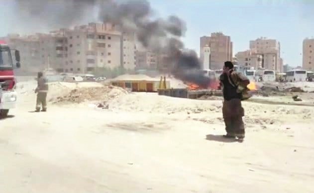 النيران تلتهم الشاحنة في الساحة الترابية ﻿