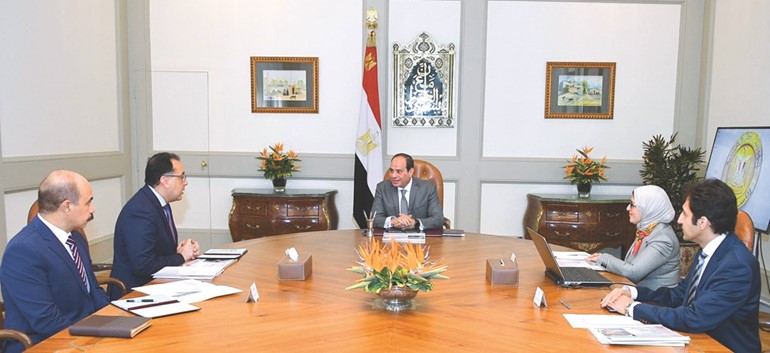 الرئيس المصري عبد الفتاح السيسي مجتمعا مع رئيس الحكومة وزير الاسكان مصطفى مدبولي ووزيرة الصحة والسكان هالة زايد﻿