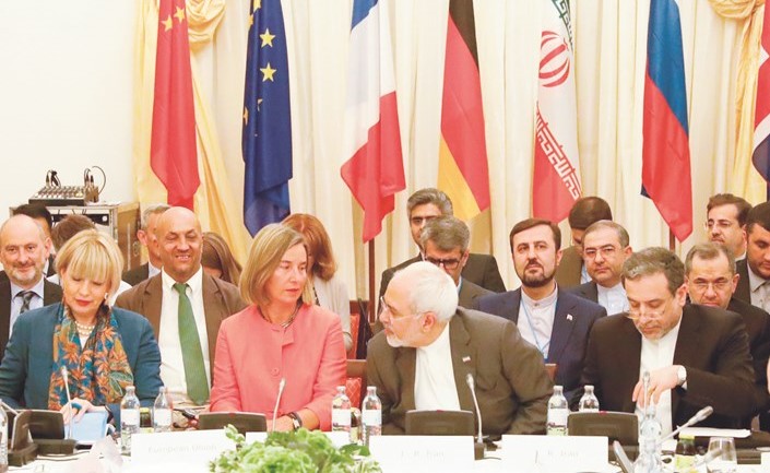 وزير الخارجية الايراني محمد جواد ظريف والممثلة العليا للاتحاد الاوروبي للشؤون الخارجية فيديريكا موغيريني خلال اجتماع فيينا أمس	(رويترز) ﻿