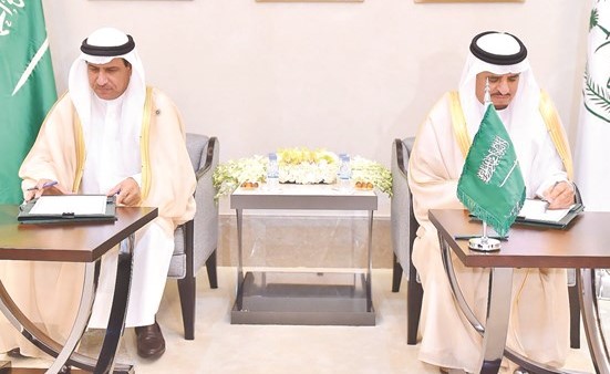 الفريق عصام النهام ود.ناصر الداود يصادقان على محضر الاجتماع﻿