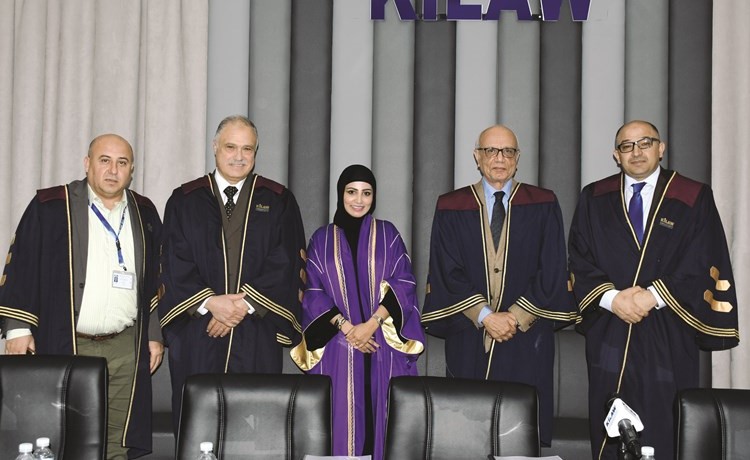 الطالبة حنان العازمي تتوسط أعضاء لجنة المناقشة﻿