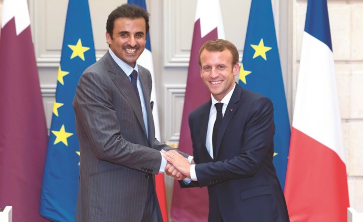 الرئيس الفرنسي مستقبلا أمير قطر في قصر الاليزيه أمس	(أ.ف.پ)﻿