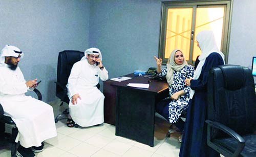 د.مصطفى رضا خلال زيارة لمستشفى مبارك الكبير للاطمئنان على الحالات المصابة﻿