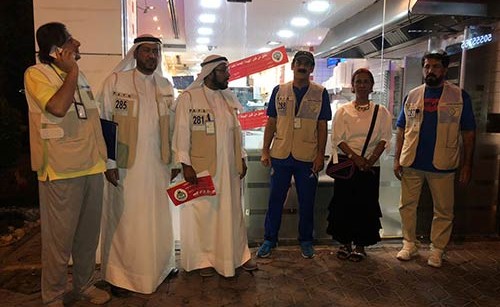 جانب من عملية إغلاق المطعم الذي تسبب في تسمم 287 مواطنا ووافدا