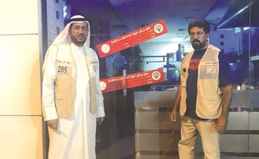  ﻿فريق الهيئة العامة للغذاء والبلدية خلال إغلاق المطعم﻿