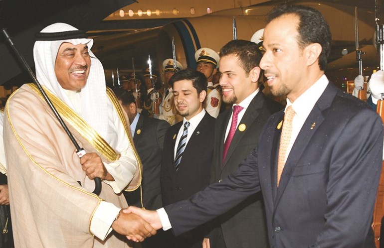  ﻿الشيخ صباح الخالد مصافحا المستقبلين﻿