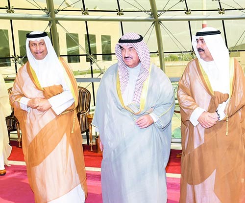 الشيخ مشعل الأحمد وسمو الشيخ ناصر المحمد وسمو الشيخ جابر المبارك في وداع صاحب السمو﻿