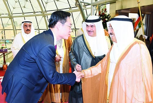 صاحب السمو الأمير الشيخ صباح الأحمد مصافحا أحد مودعيه في الكويت﻿