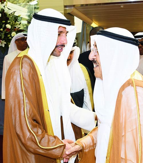 سمو الأمير الشيخ صباح الأحمد مصافحا رئيس مجلس الأمة مرزوق الغانم﻿