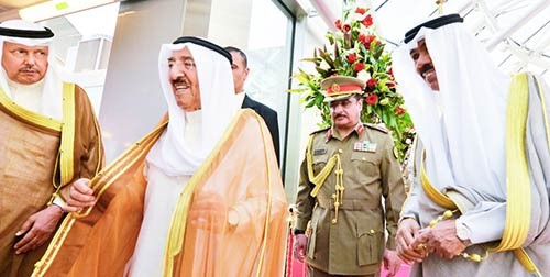 صاحب السمو الأمير الشيخ صباح الأحمد وفي وداعه سمو نائب الأمير ولي العهد الشيخ نواف الأحمد﻿