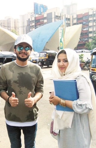 أبرار مع الفنان العماني هيثم رافي الذي أوصلها إلى الهند﻿