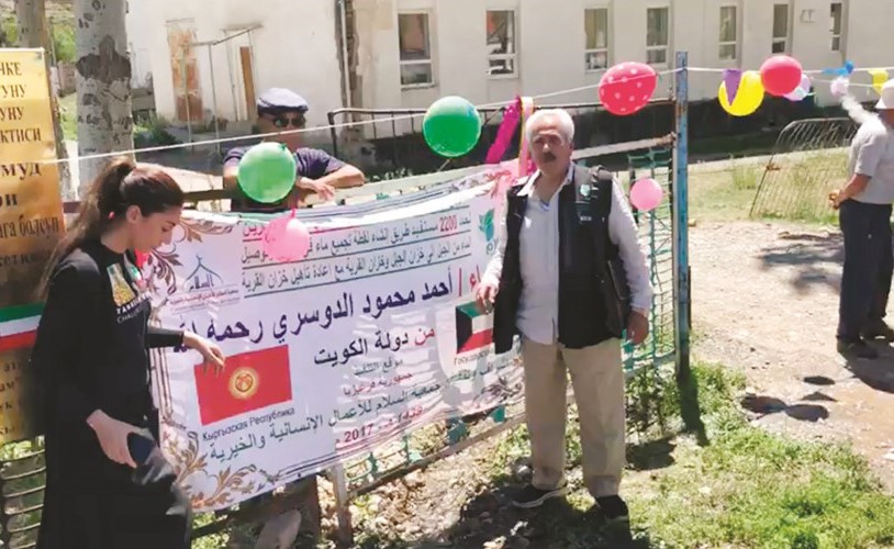 الفريق أول محمود الدوسري وابنته جنى أمام لوحة المشروع﻿