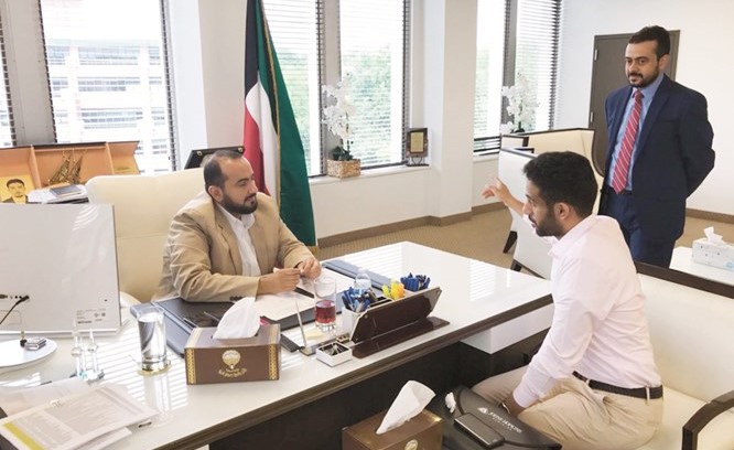 الشيخ د. باسل الصباح في حديث مع أحد الحضور ﻿