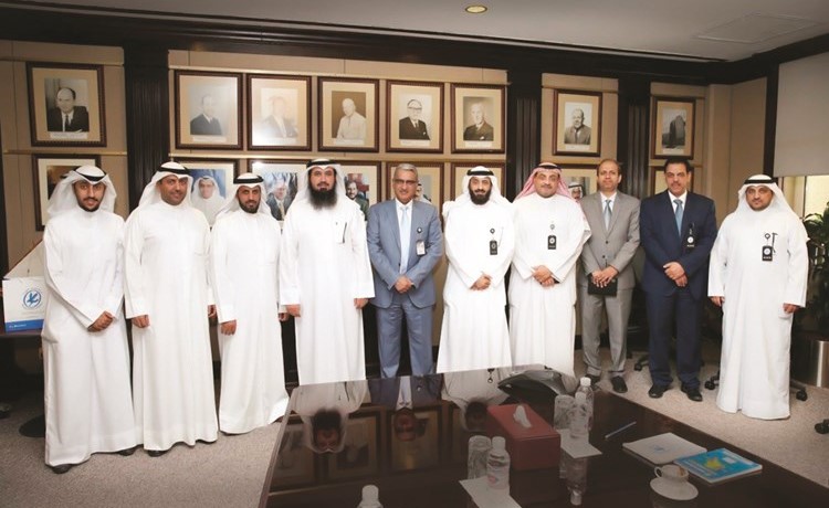 م.فيصل دويح العتل وعبدالله السميطي يتوسطان المشاركين في اللقاء بين الجانبين﻿