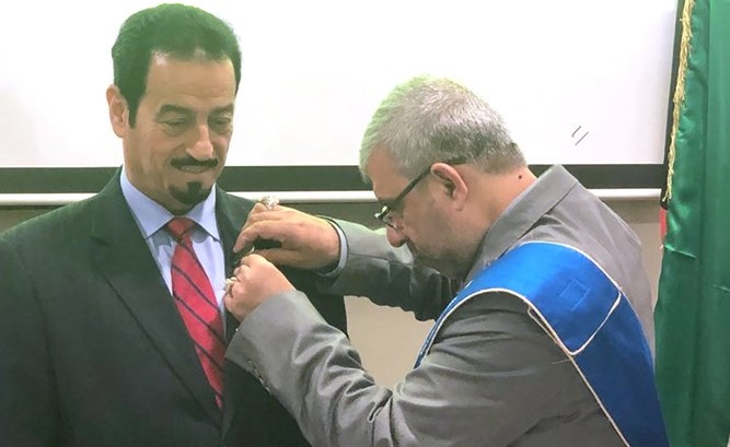د.علي خليل يقلد السفير د.حمد الدعيج وسام المنظمة السلام العالمي ﻿