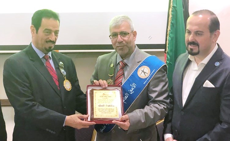 السفير د.حمد الدعيج يتسلم درع أفضل شخصية في المنطقة بمجال العمل الإنساني ﻿