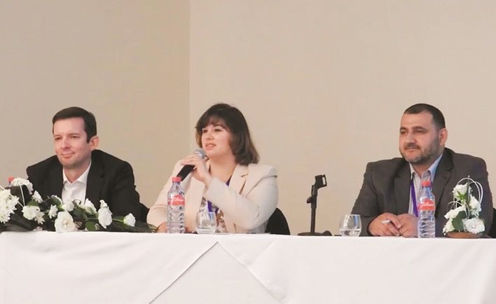 د. سامر أبو رمان مع المتحدثين في إحدى جلسات المؤتمر ﻿