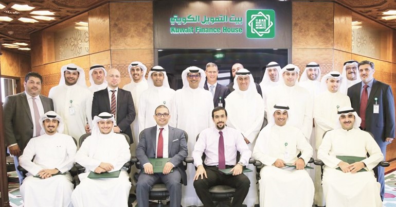 مازن الناهض متوسطا الحاصلين على شهادات مهنية﻿