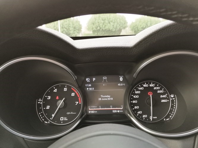 ألفاروميو ستيلفيو SUV على الطريقة الإيطالية