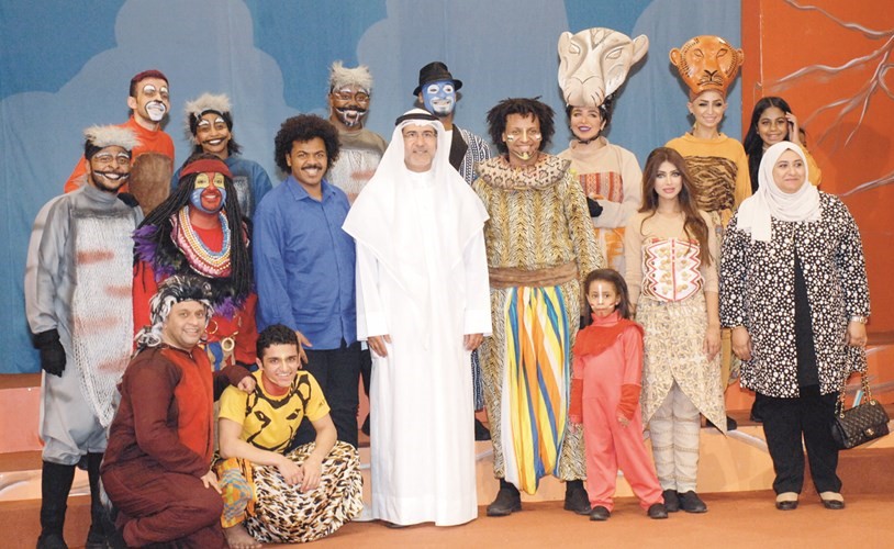 د.عيسى الأنصاري ومريم سالمين مع فريق مسرحية الملك﻿