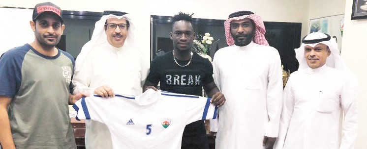المحترف موسى نداو يحمل قميص الجهراء بعد توقيع العقد﻿
