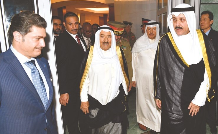 صاحب السمو الأمير الشيخ صباح الأحمد وفي استقبال سموه سفيرنا لدى بكين ﻿﻿سميح جوهر حيات ويبدو السفير أحمد فهد الفهد والشيخ خالد العبدالله﻿