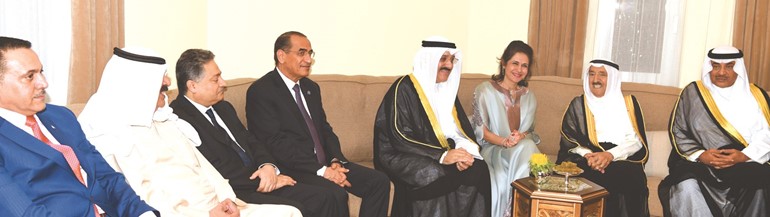 حديث باسم بين صاحب السمو الأمير الشيخ صباح الأحمد والسفير سميح جوهر حيات وحرمه بحضور الشيخ صباح الخالد وبخيت الرشيدي وخالد الجارالله وسالم الأذينة﻿