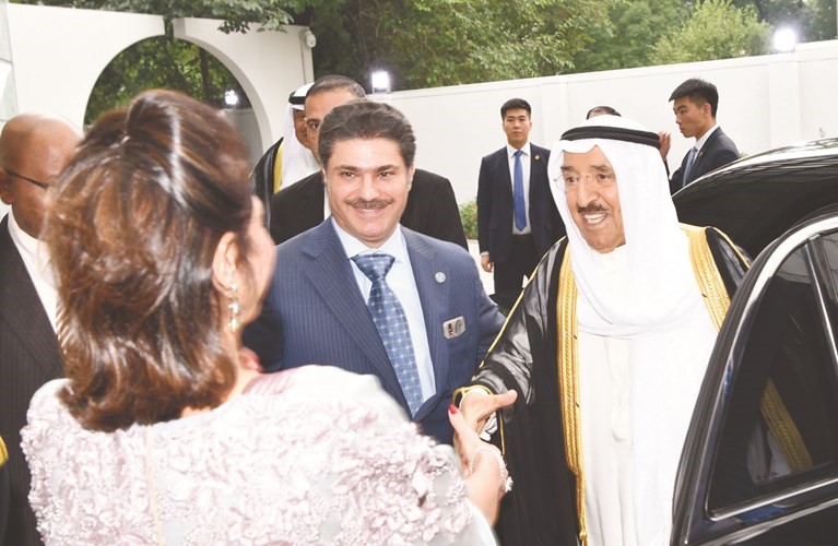 سمو الأمير مصافحا حرم السفير سميح جوهر حيات لدى وصوله﻿
