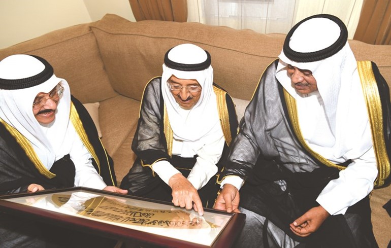 صاحب السمو الأمير الشيخ صباح الأحمد يطلع على لوحة تحمل اسم سموه﻿
