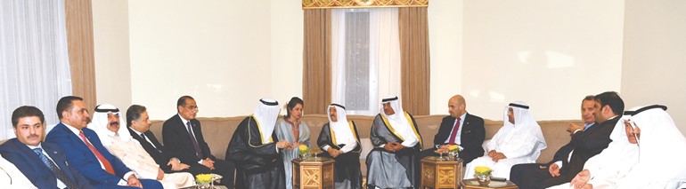 صاحب السمو الأمير الشيخ صباح الأحمد في حديث معالسفير سميح جوهر حيات وحرمه بحضور الشيخ صباح الخالد وأنس الصالح ود.نايف الحجرف وبخيت الرشيدي وخالد الروضان ود.يوسف الإبراهيم ومحمد أبوالحسن وخالد الجارالله وسالم الأذينة والشيخ خالد العبدالله﻿