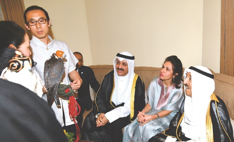 صاحب السمو يطلع على طائر حر﻿