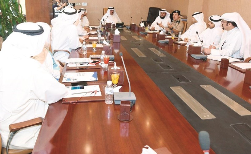 جانب من الاجتماع الذي عقد بين مسؤولين من وزارتي الداخلية والتربية﻿