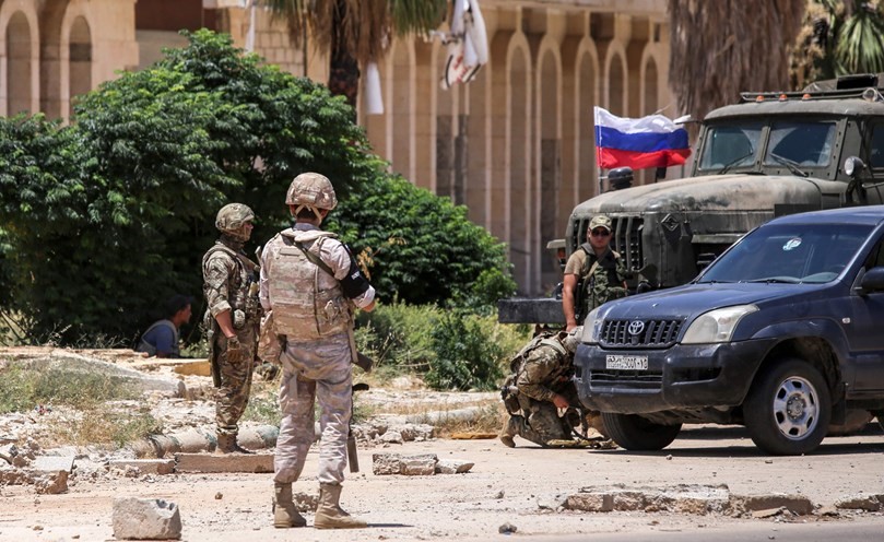 أفراد من الشرطة العسكرية الروسية عند معبر نصيب الحدودي مع الأردن	(أ.ف.پ)﻿