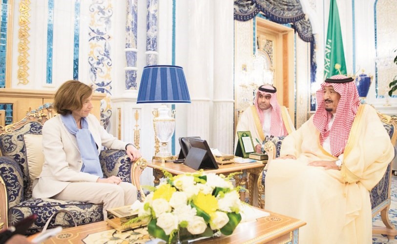 خادم الحرمين الملك سلمان بن عبدالعزيز ووزيرة الدفاع الفرنسية فلورانس بارلي خلال مباحثاتهما بجدة أمس- (واس) ﻿