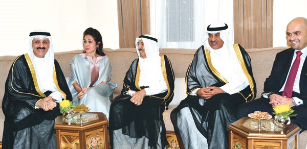 صاحب السمو الأمير الشيخ صباح الأحمد والشيخ صباح الخالد وأنس الصالح مع سفيرنا في بكين سميح جوهر حيات وحرمه خلال مأدبة العشاء التي أقيمت على شرف سموه بمناسبة زيارة الدولة 